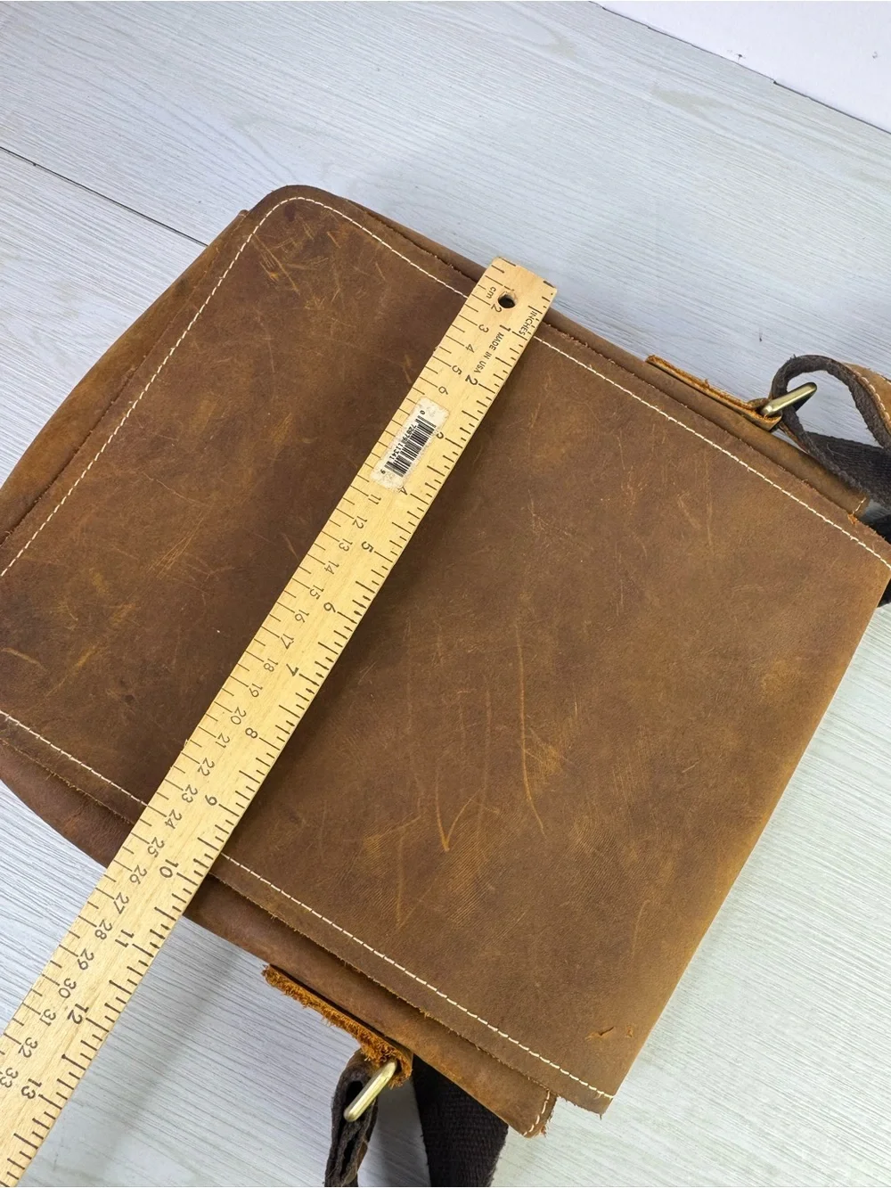 The real leather  Men's Brown Leather Messenger Bag - Classic Crossbody